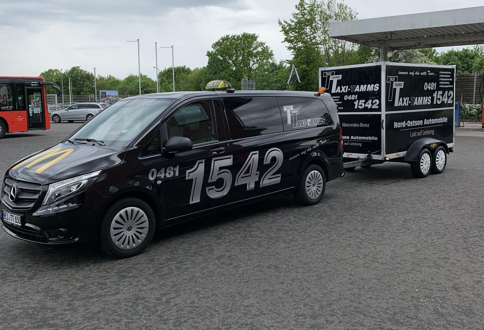 Taxi Tamms Mercedes Vito mit Anhänger